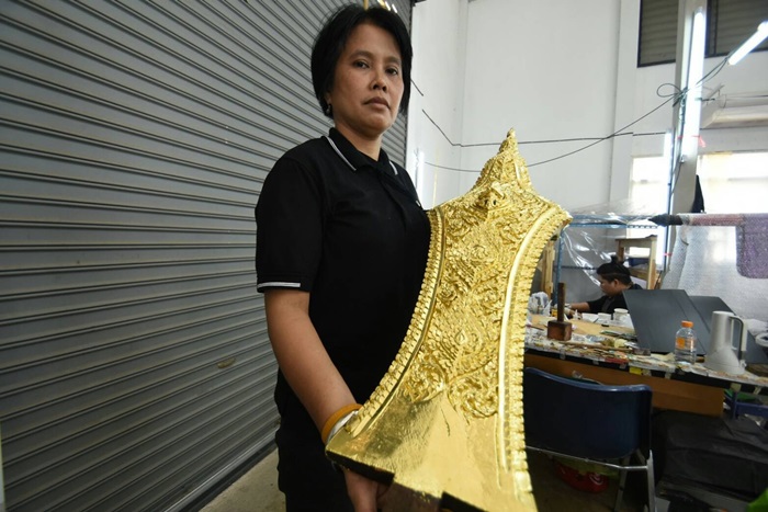พนักพิงพระที่นั่งราเชนทรยานลงรักปิดทองงดงาม