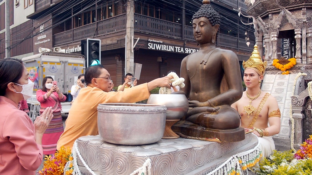 ผู้ว่าฯเชียงราย ตักบาตรวันสงกรานต์ "ป๋าเวณีปี๋ใหม่เมือง"