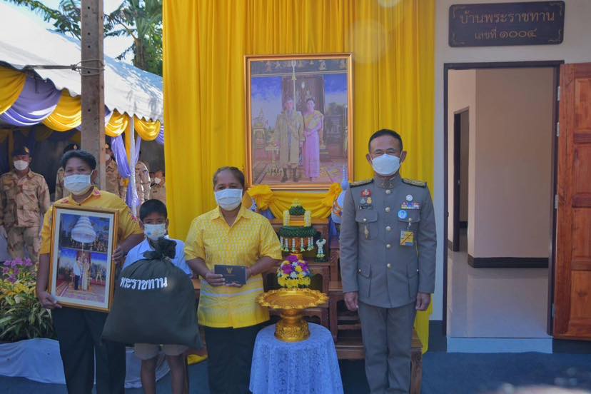 "ในหลวง" โปรดเกล้าฯพระราชทานบ้านแก่ "ครอบครัวเพชรแก้ว" ที่จ.ตรัง หลังทูลเกล้าฯถวายฎีกาขอความช่วยเหลือจากเหตุไฟไหม้