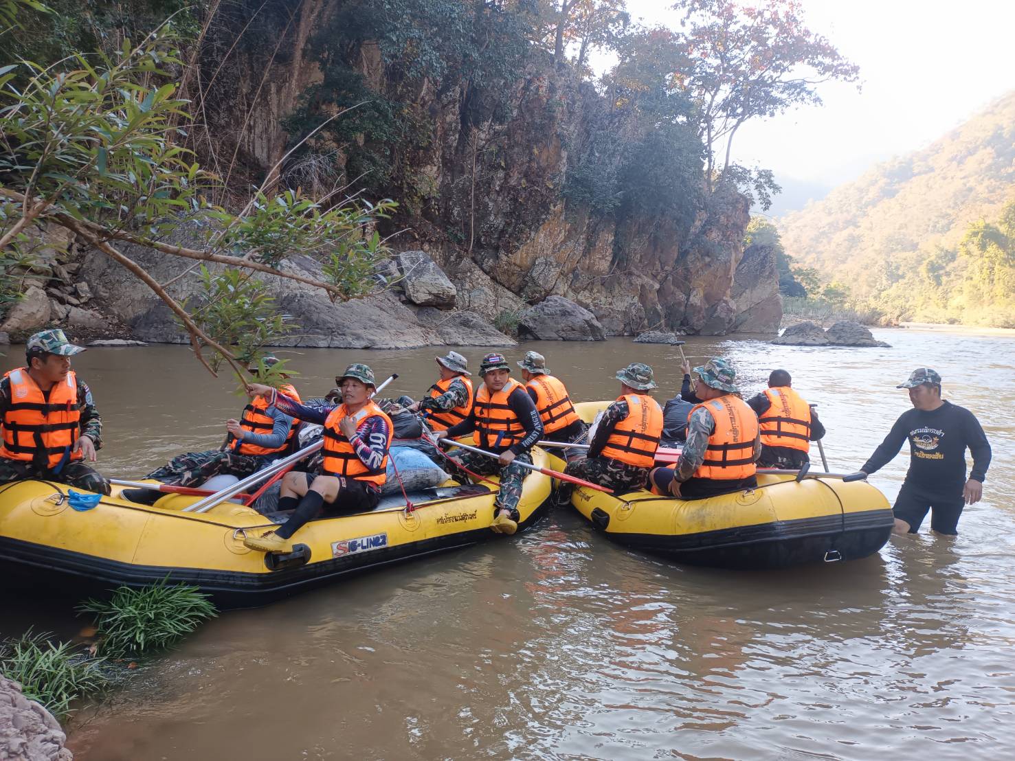 เจ้าหน้าที่อุทยานแห่งชาติน้ำตกแม่สุรินทร์ลาดตระเวนปกป้องการลักลอบเผาป่า