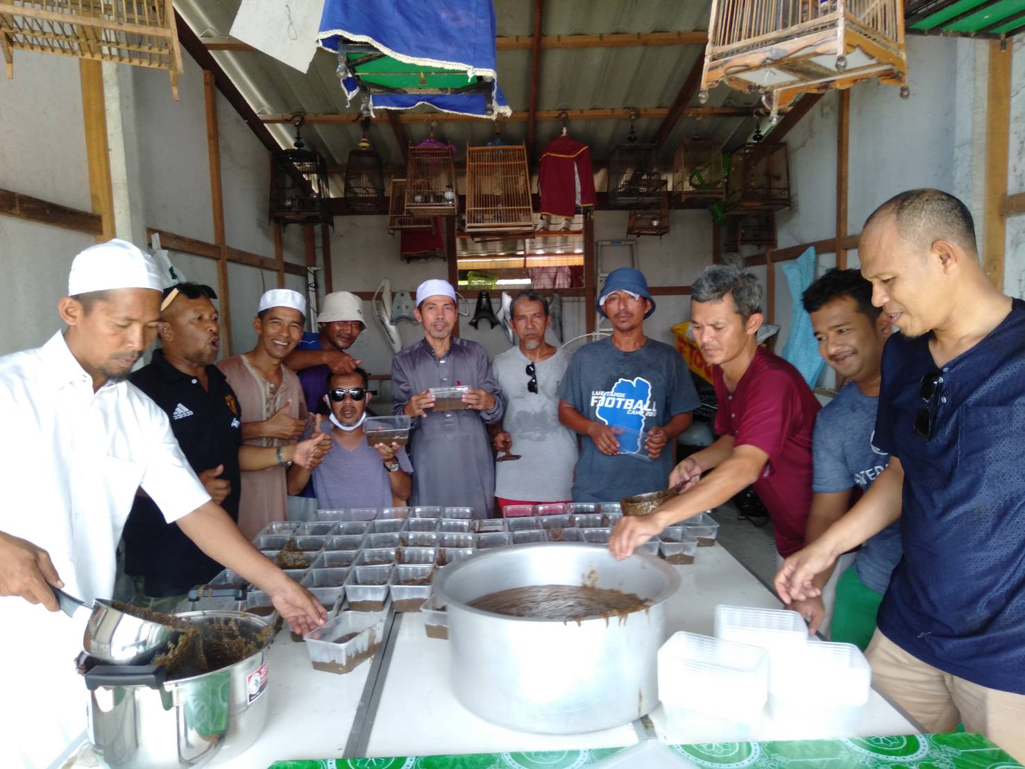 ประธานชมรมข้าราชการมุสลิมนราธิวาส เปิดงานอาซูรอสัมพันธ์ เพื่อเด็กกำพร้า ที่ชุมชนกำปงบารู 3 