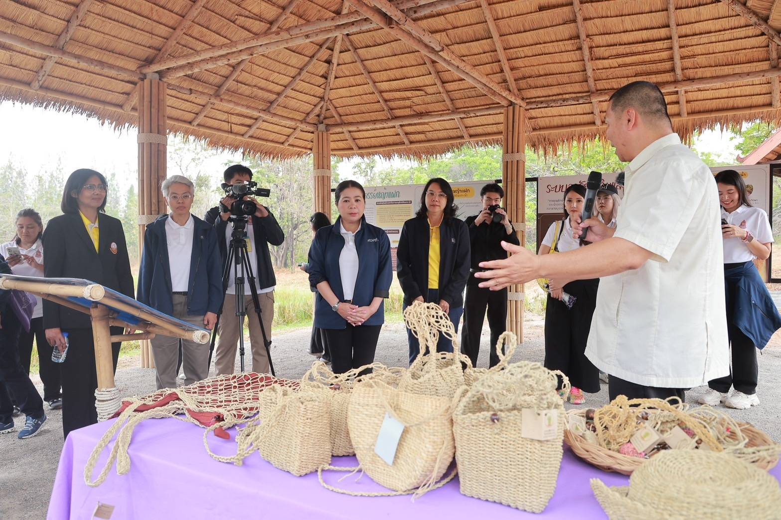 กปร.นำสื่อมวลชนสัญจร สืบสานพระราชดำริ เยี่ยมชมโครงการศึกษาวิธีการฟื้นฟูที่ดินเสื่อมโทรมเขาชะงุ้มฯ จังหวัดราชบุรี