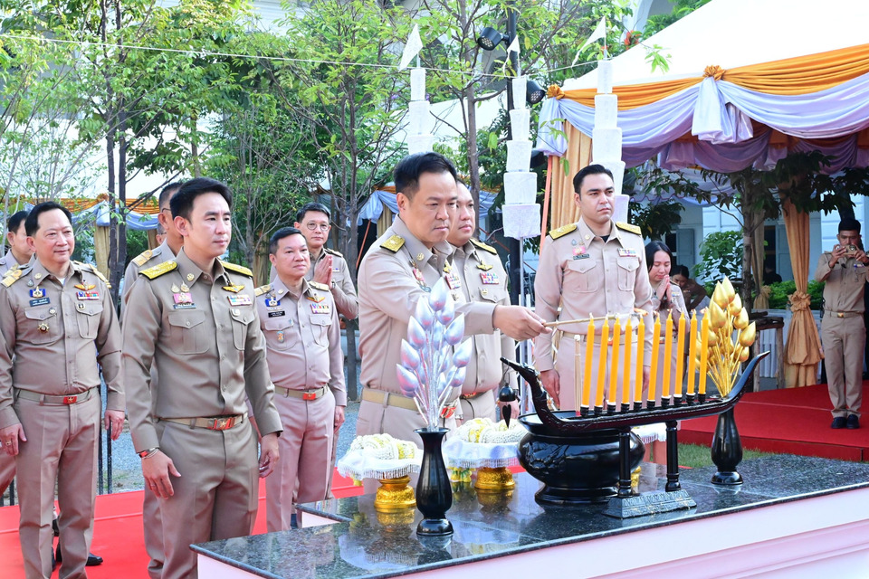 "อนุทิน" เข้ากระทรวงมหาดไทย วันแรก สักการะสิ่งศักดิ์สิทธิ์ การันตี "3 รมช.มท."  มีความสามารถ-ประสบการณ์