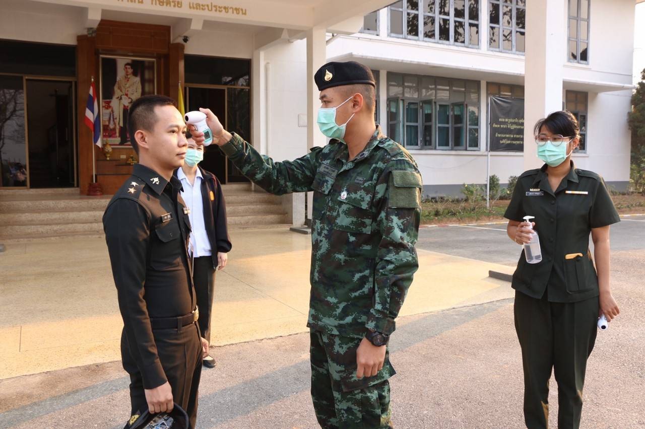 ผู้บัญชาการมณฑลทหารบกที่ 37 ห่วงใยกำลังพล นำแพทย์ทหาร พยาบาลโรงพยาบาลค่ายเม็งรายมหาราช !! ตรวจคัดกรองป้องกันไวรัส COVID 19