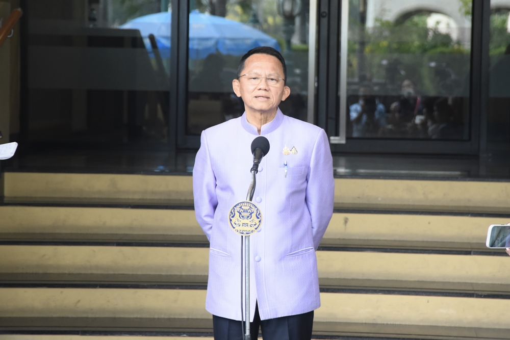 "สมศักดิ์" ซัด "ผู้นำฝ่ายค้าน" ไม่เป็นมืออาชีพ ดอดถามนายกฯ หลังจบศึกซักฟอก โวย "รัฐบาล" มี 300 เสียงจะซื้อ "งูเห่า" ทำไม