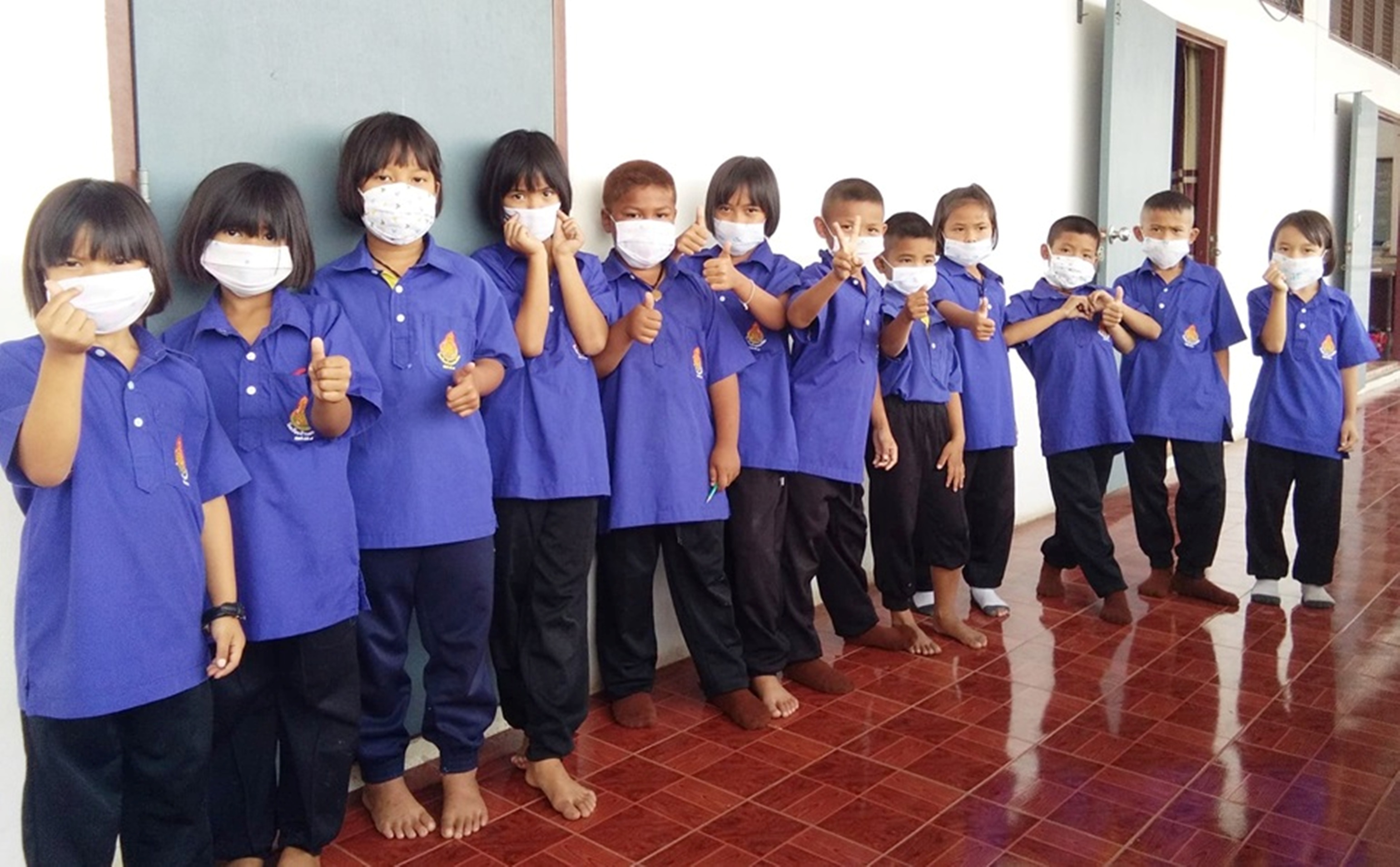 รร.บ้านหนองโสน ตัดเย็บหน้ากากอนามัย แจกจ่ายนักเรียน-ผู้ปกครอง