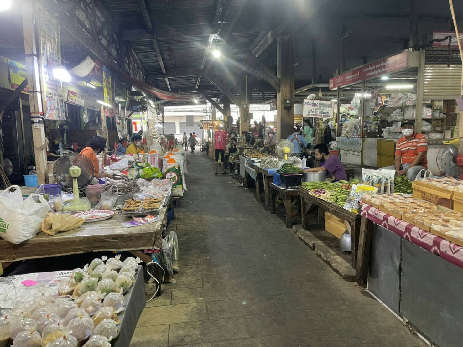 ผวาโควิด! ตลาดสดเทศบาลเมืองยโสธรเงียบเหงา แม่ค้าพ่อค้ากระทบหนัก