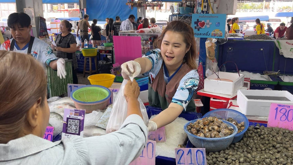 ตลาดรถไฟขอนแก่นคึกคัก ลูกค้าใช้คนละครึ่งซื้ออาหารทะเล ปาร์ตี้กับครอบครัวรับปีใหม่