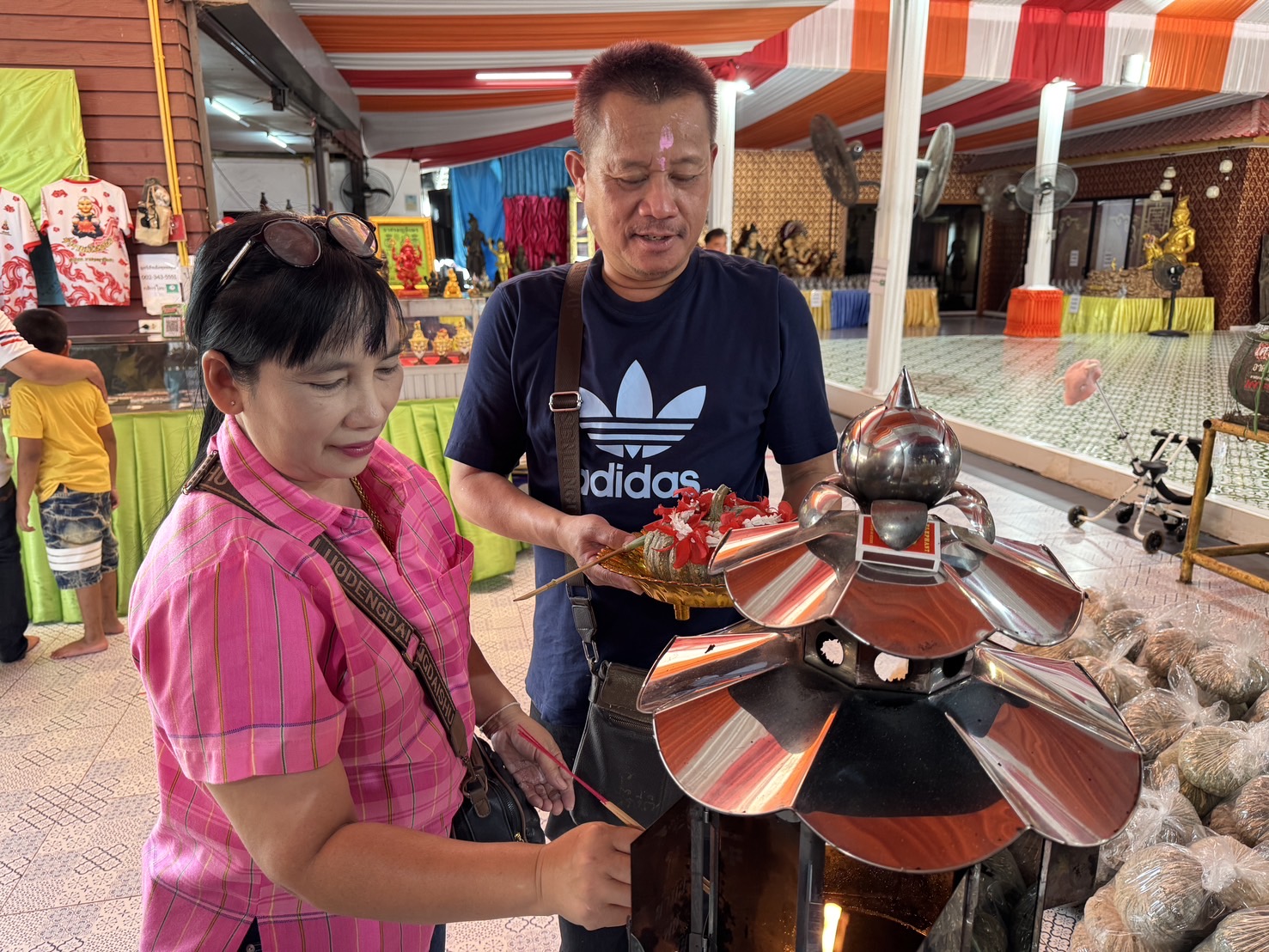 ปทุมธานีสาวดวงเฮงถูกรางวัลที่ 3 พ่วงเลขท้าย 2 ตัวกว่าสิบใบ หลังส่องอ่างน้ำมนต์ขอโชคกุมารทองเจ้าสัวเฮง