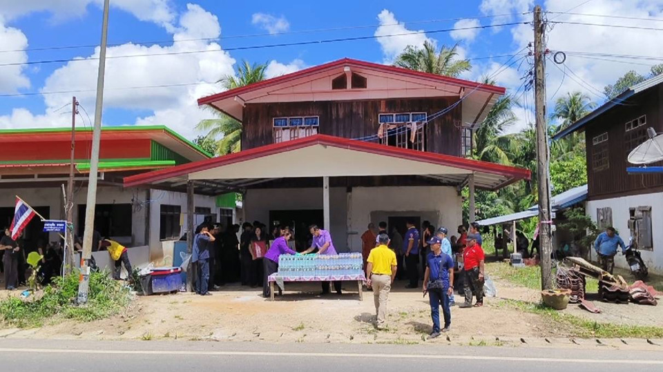 ร่วมมือร่วมใจ หลวงพ่อพุฒ นำนักศึกษาซ่อมสร้างบ้านช่วยผู้ประสบภัยกันทรลักษ์