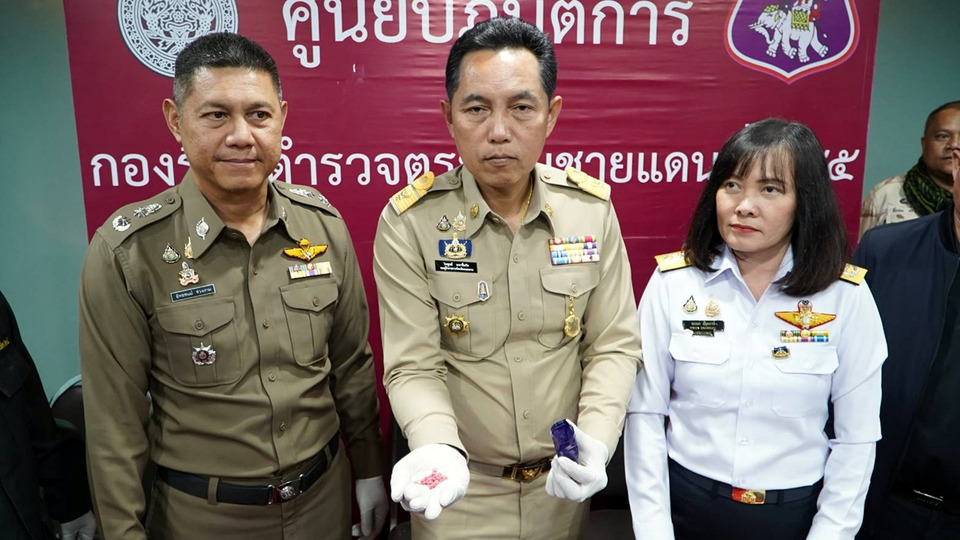 ตชด.245 รวบหนุ่มขอนแก่นขนยาบ้าเกือบ 3 แสนเม็ด คนขับรถไหวตัวหนี จนท.เร่งล่า
