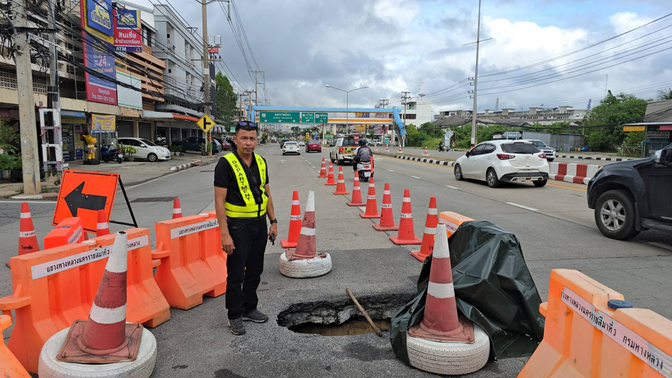 ชาวโคราชแตกตื่น! พบหลุมยุบขนาดใหญ่หน้าทางเข้าโรงเรียนบุญวัฒนา วันซ้ำรอยกทม.