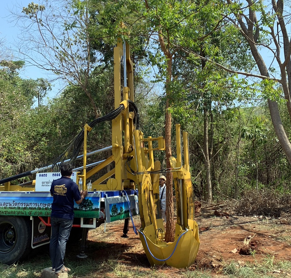 มก. ร่วมกับ วิสาหกิจชุมชนตลาดน้ำ 4 ภาค (ม่อนกระชาย) พัฒนาต้นแบบรถขุดย้ายต้นไม้ใหญ่ด้วยระบบไฮดรอลิก