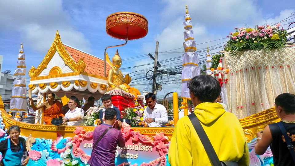 ฟ้าเปิดต้อนรับขบวนแห่หลวงพ่อโสธร ชาวแปดริ้วแห่ชมคึกคัก