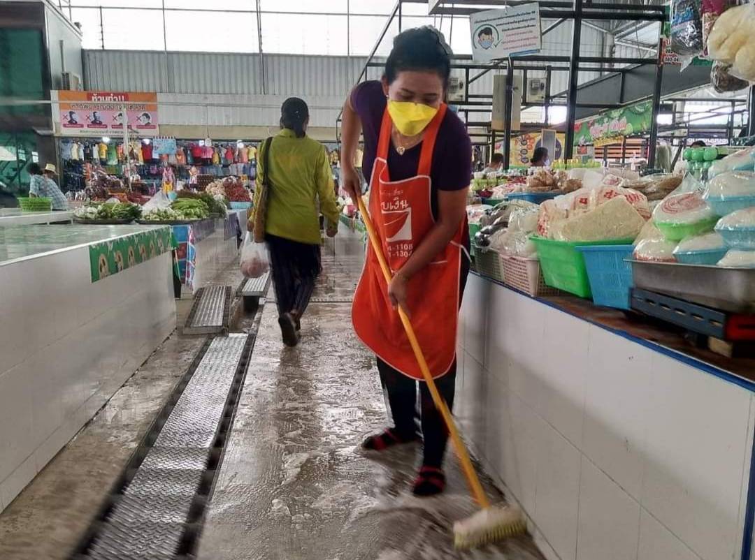 เทศบาลตำบลบ้านท่าหลวงส่งพนักงาน  ทำความสะอาดตลาดสดเพื่อสร้างความมั่นใจ