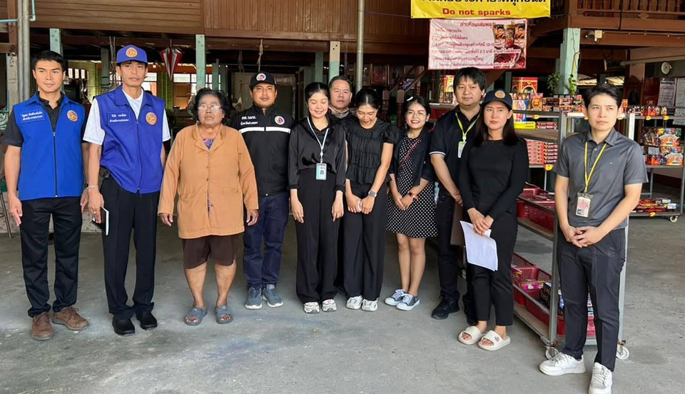 พาณิชย์อ่างทองลุยตรวจฉลากดอกไม้เพลิง กำชับแสดงคำเตือน-ราคาชัดเจน ป้องกันอันตรายช่วงเทศกาล