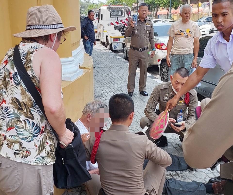 วินาทีชีวิต ตร.พระราชวัง ช่วยเหลือนักท่องเที่ยวต่างชาติเป็นลมแดด