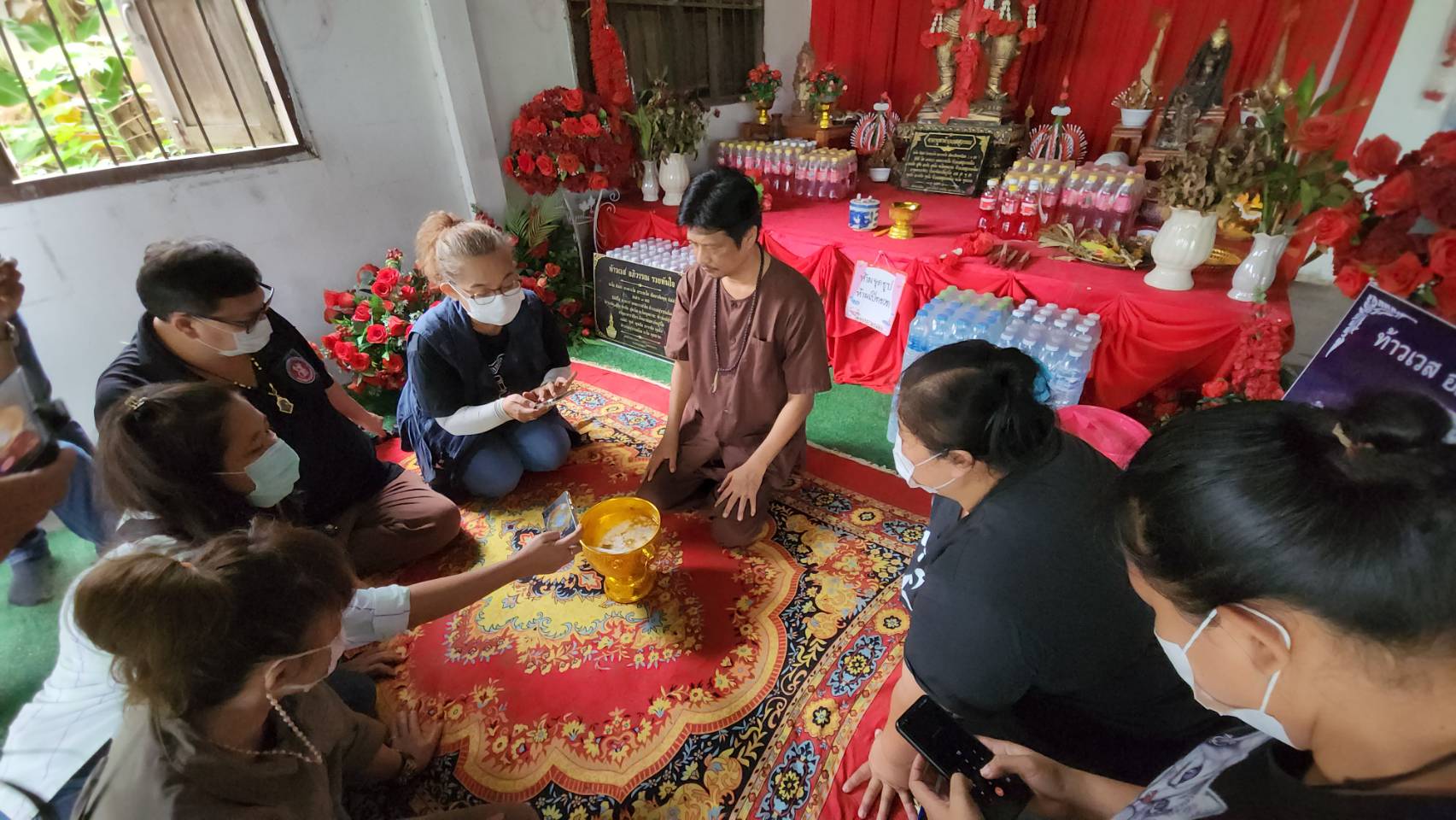 ชาวบ้านแห่ส่องเลขขันน้ำมนต์พิธีขอพรท้าวเวสอภิวรรณสำนักหมอดูดังระยอง  