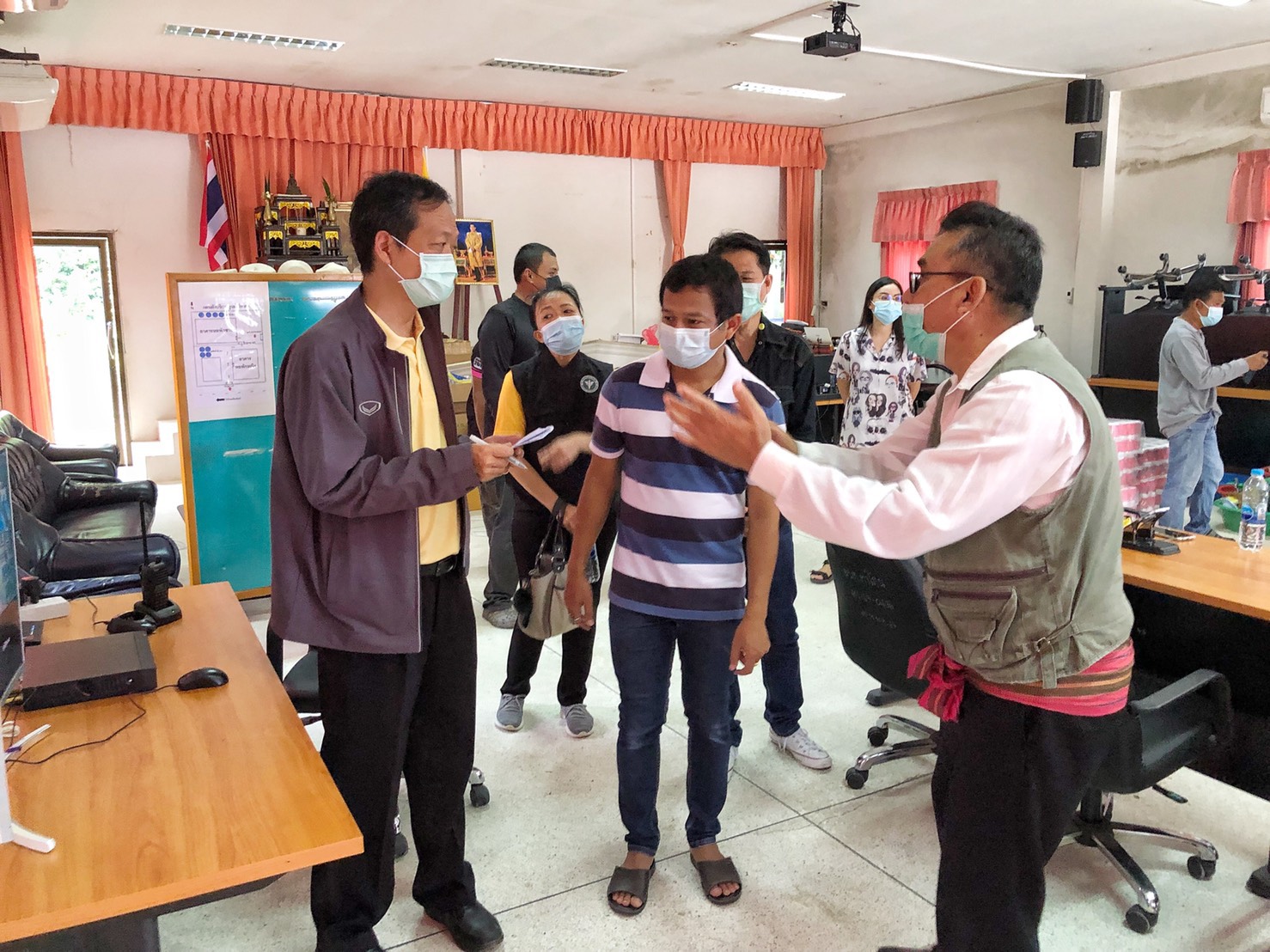 รองผู้ว่าฯศรีสะเกษ ปรับเพิ่มเตียง Cohort Ward พร้อมมอบอาหารเครื่องดื่มให้บุคลากรผู้ปฏิบัติงานที่อำเภอเมืองจันทร์