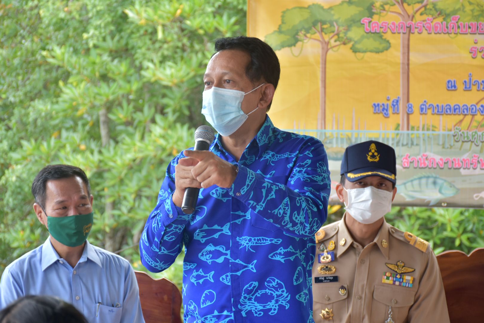 ผู้ว่าฯพังงา นำหน่วยงานรัฐ ชุมชน และเยาวชน จัดกิจกรรมเก็บขยะตกค้างริมชายฝั่งป่าโกงกาง พร้อมปล่อยพันธุ์สัตว์น้ำเกือบ 1 ล้านตัว 