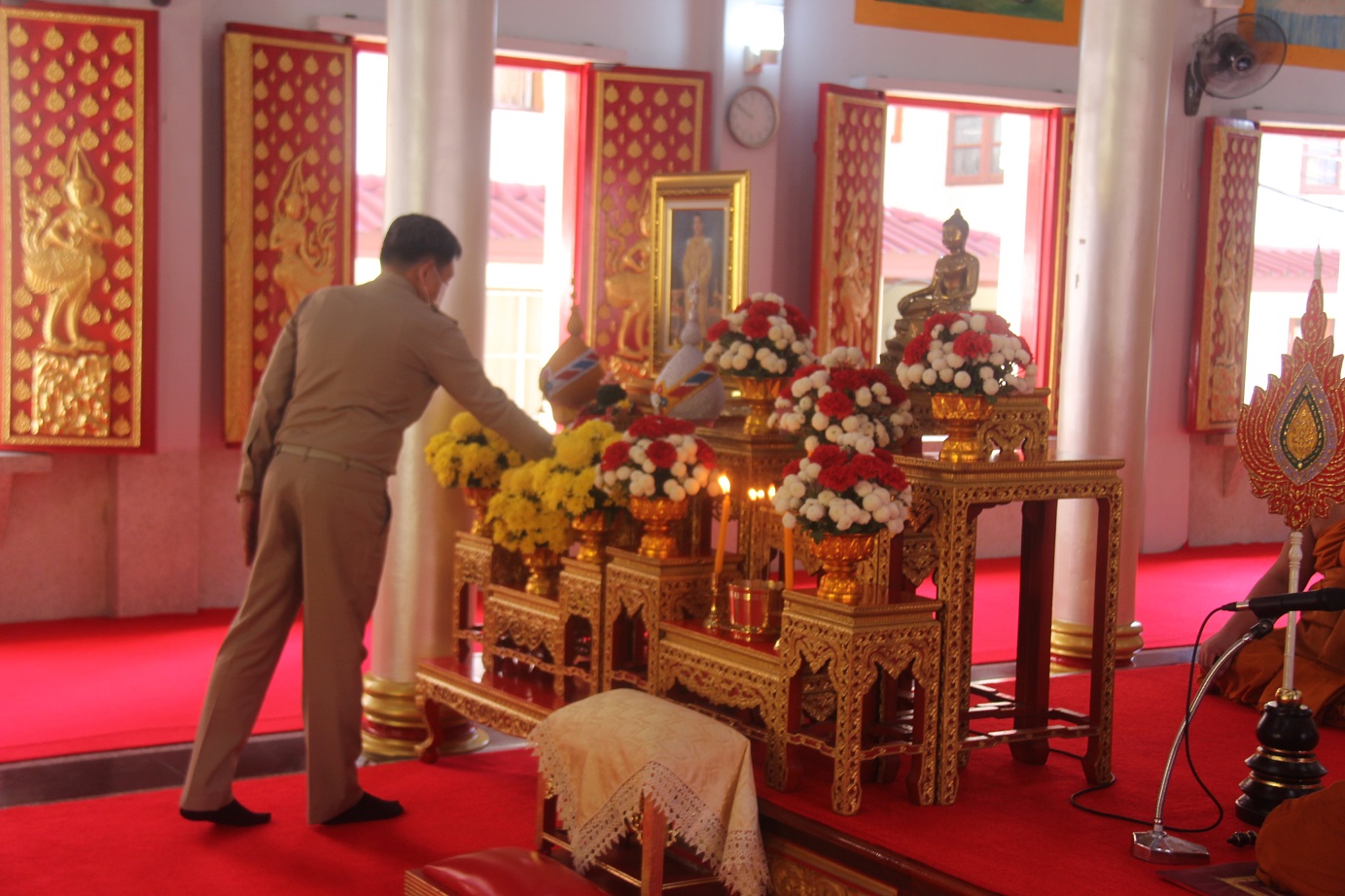 ในหลวงพระราชทานถวายภัตตาหารเพล  แด่พระภิกษุ-สามเณรสอบบาลีสนามหลวง ณ วัดไตรฯ