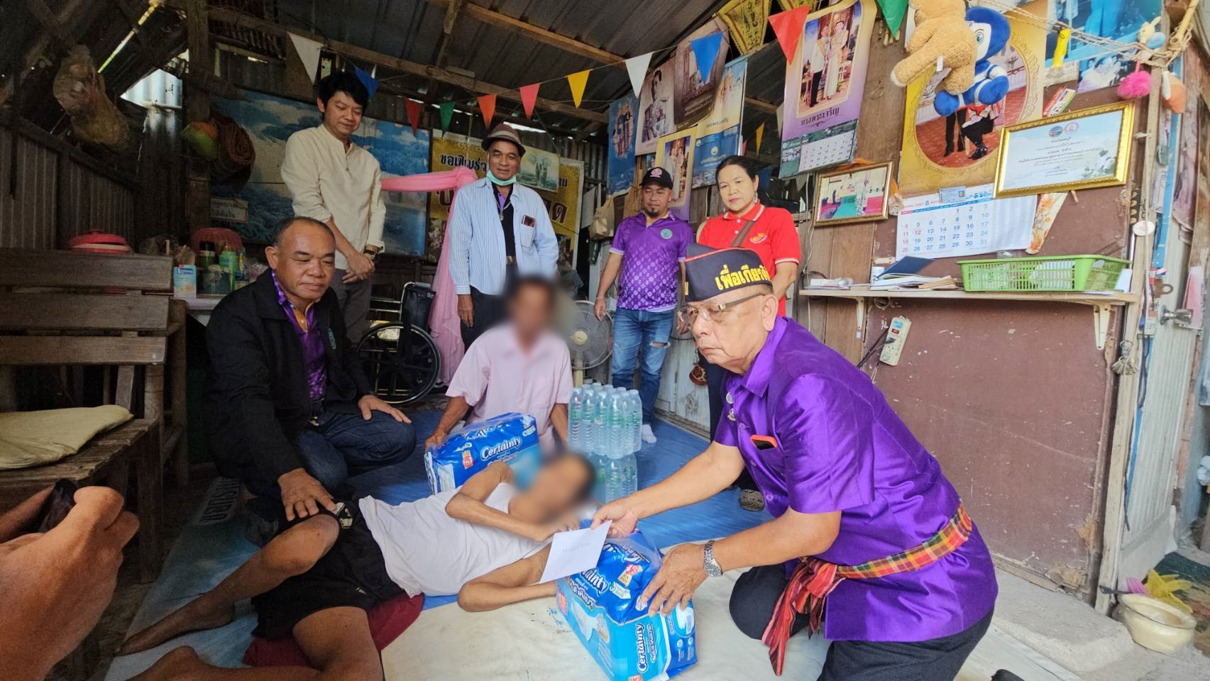 น้ำใจ อดีตทหารเรือนักรบผู้กล้านำทีมกลุ่มพลังอีสาน เยี่ยมให้กำลังใจผู้พิการป่วยติดเตียงมากว่า 40 ปี