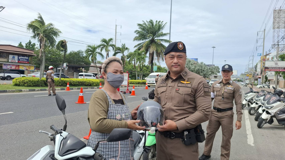 “หมวกแทนใบสั่ง” สภ.บางละมุงแจก 100 ใบ รณรงค์ขี่ปลอดภัย สวมทุกครั้ง 
