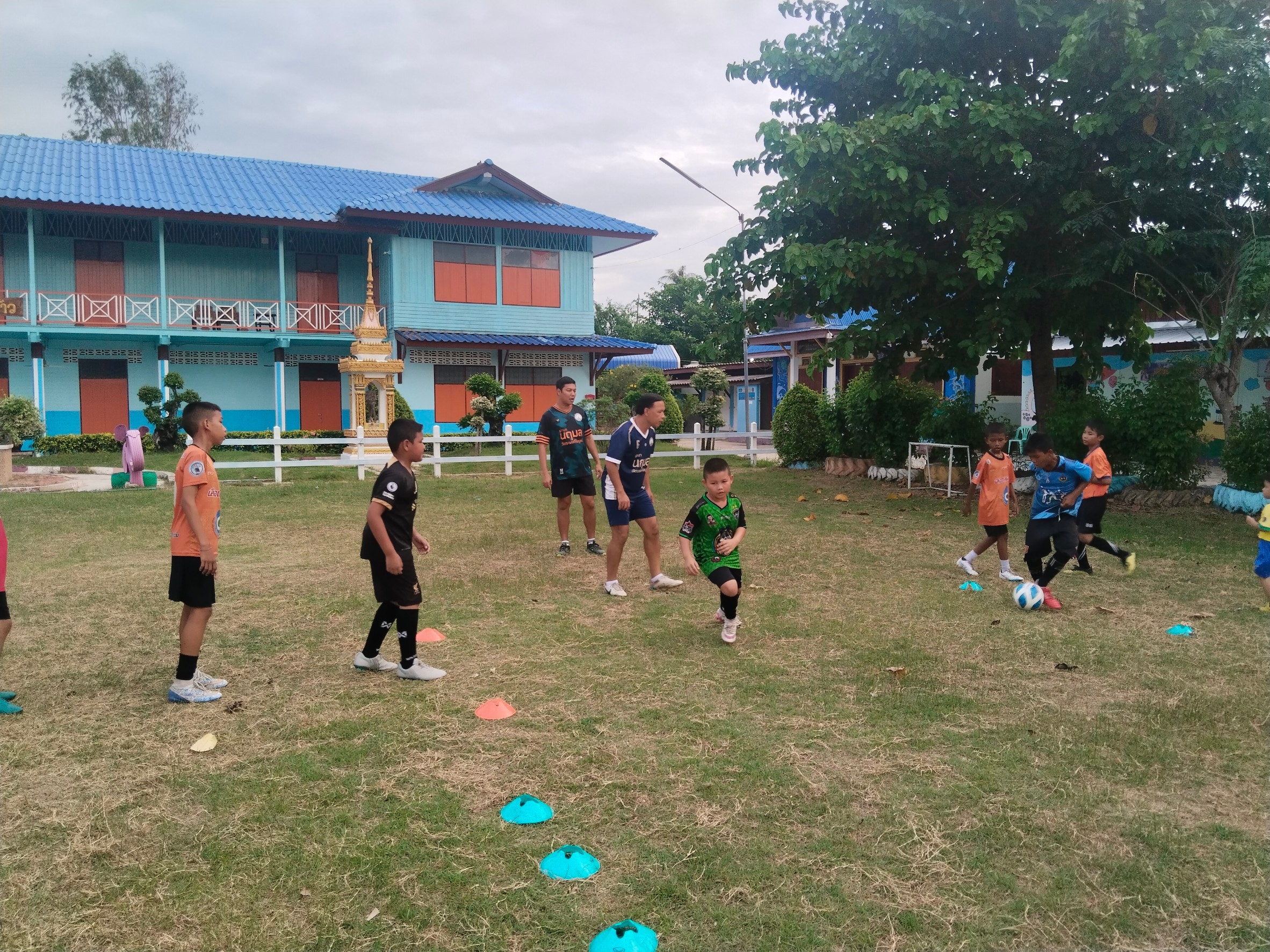 สุพรรณบุรีโค้ชฟุตบอลจิตอาสาเสียสละเวลาช่วยสอนเด็กให้ห่างจากการติดเล่นเกม