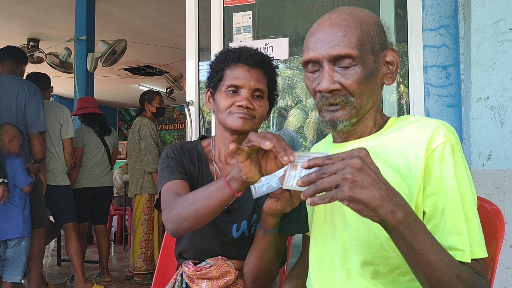 เฒ่าเปรียววัย 85 ปีนำลูกหลานกลุ่มชาติพันธุ์"มานิ" ออกจากป่าสตูลมาใช้สิทธิเลือกตั้ง 