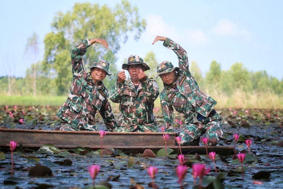 สุดคิ้วท์! จนท.พิทักษ์ป่าบึงบอระเพ็ด ลาดตระเวน "ทุ่งบัวแดง" ต้อนรับลมหนาว