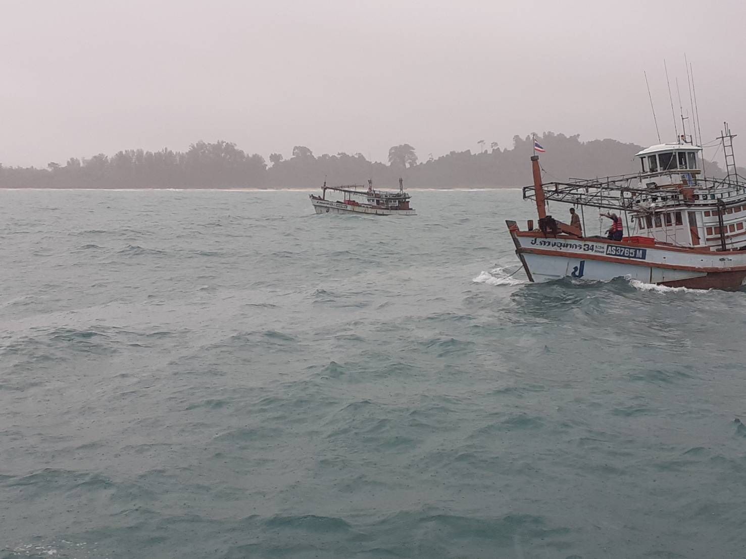 ด่วน!! คลื่นลมแรงซัดเรือประมงล่มปากอ่าวทับละมุ ลูกเรือเสียชีวิต 1 
