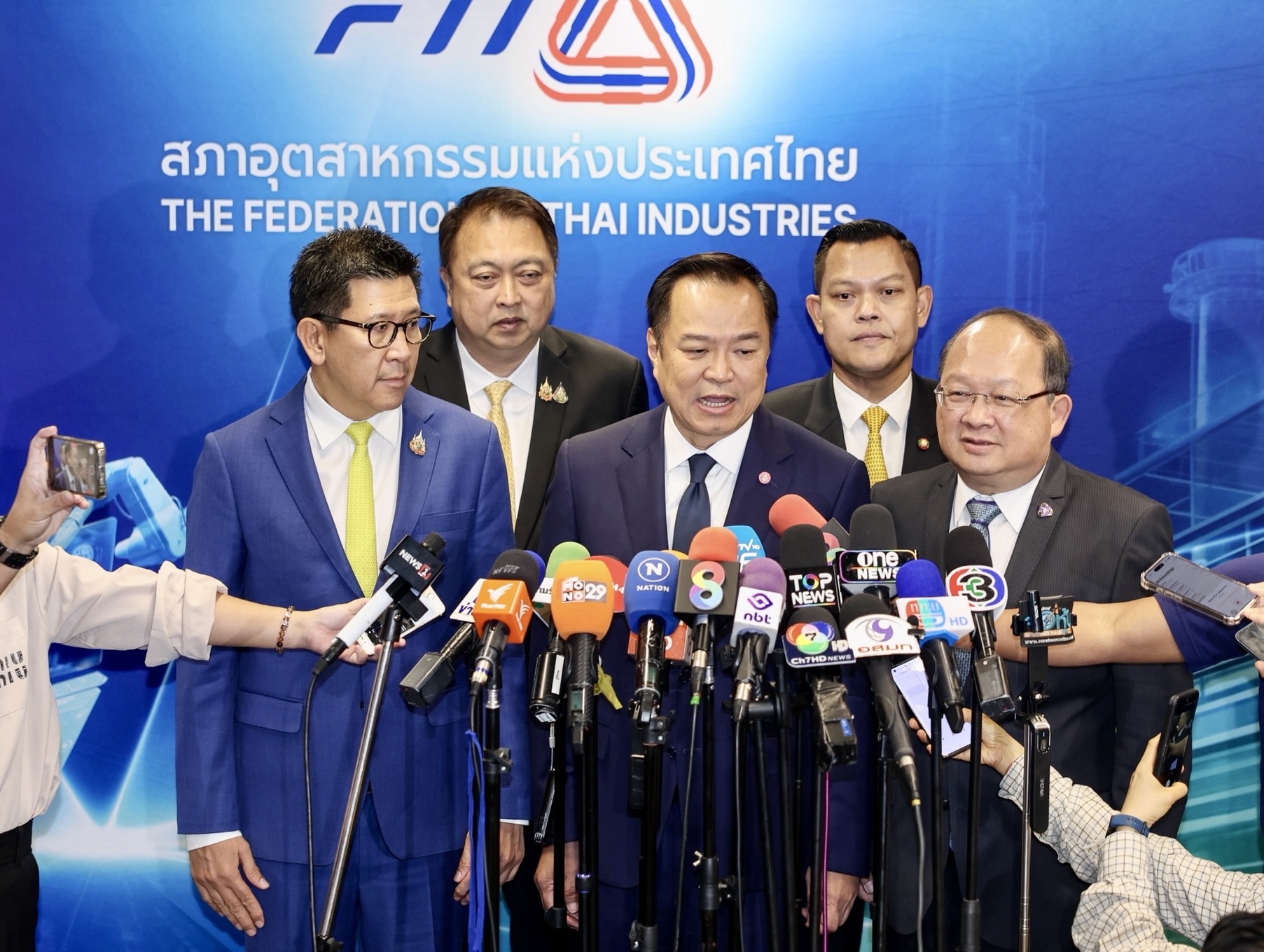 "นายกฯ" รับปัญหาชายแดนเป็นอุปสรรค ภาคอุตสาหกรรม ชี้ใช้วิธีการทหาร-ทูต สั่งตรวจสอบ "ส่งออกทองคำ" ไปกัมพูชาแล้ว 