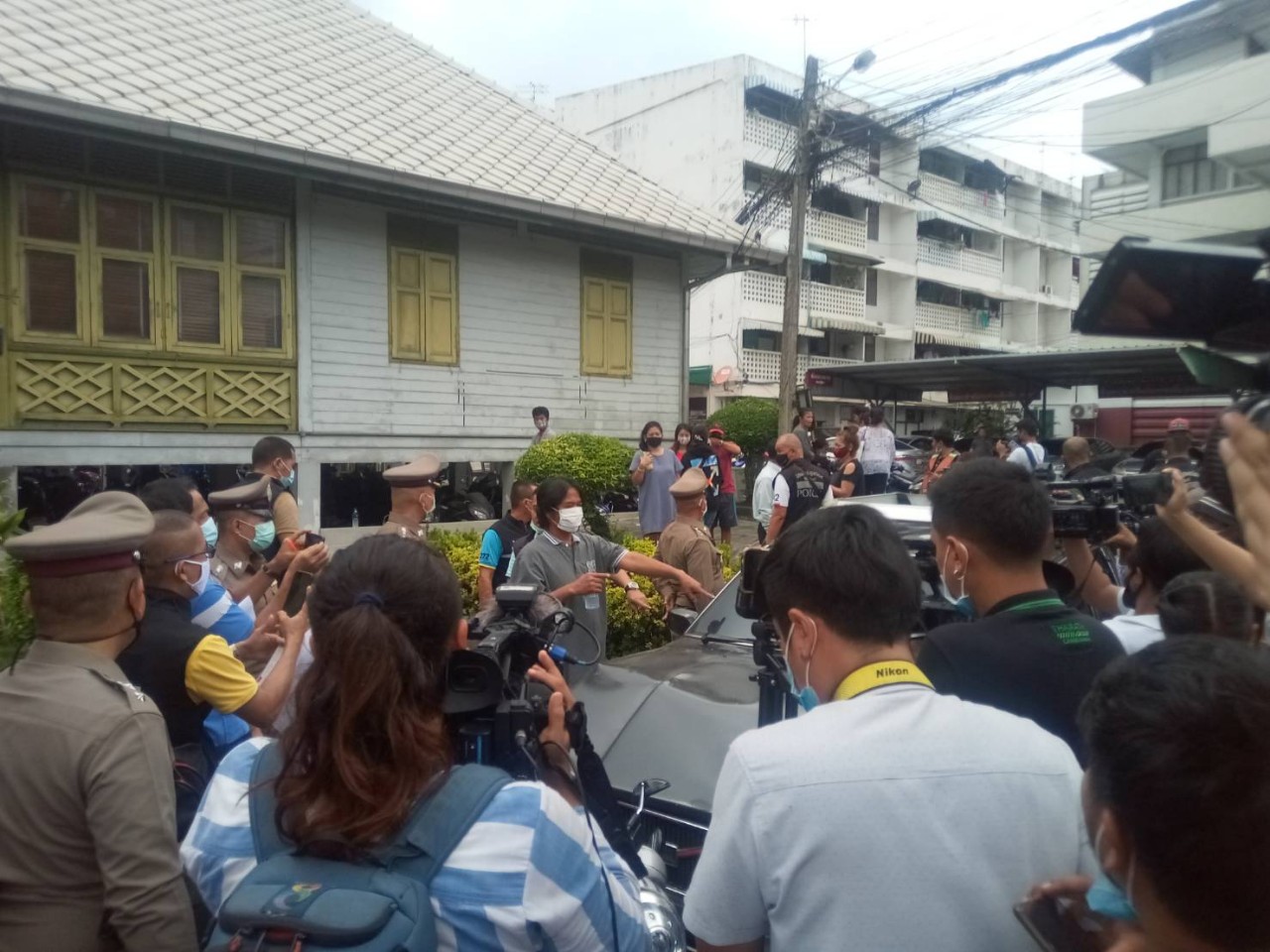 คนขับเก๋งวอลโว่ชนสาวท้องตายทั้งกลมมอบตัวแล้ว-ญาติฮือจะเข้าทำร้าย