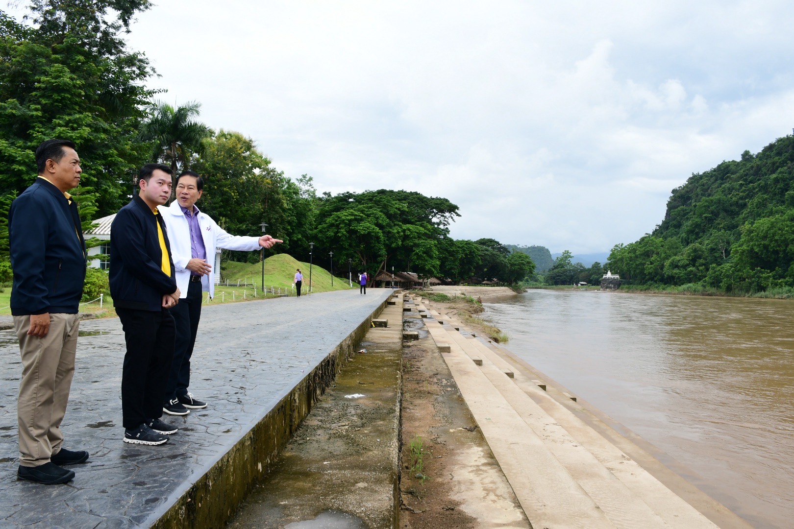 รองเลขาธิการนายกรัฐมนตรีฝ่ายการเมือง ตรวจพื้นที่หาดเชียงราย ทน.เชียงราย เสนอทำพนังกั้นน้ำท่วม 