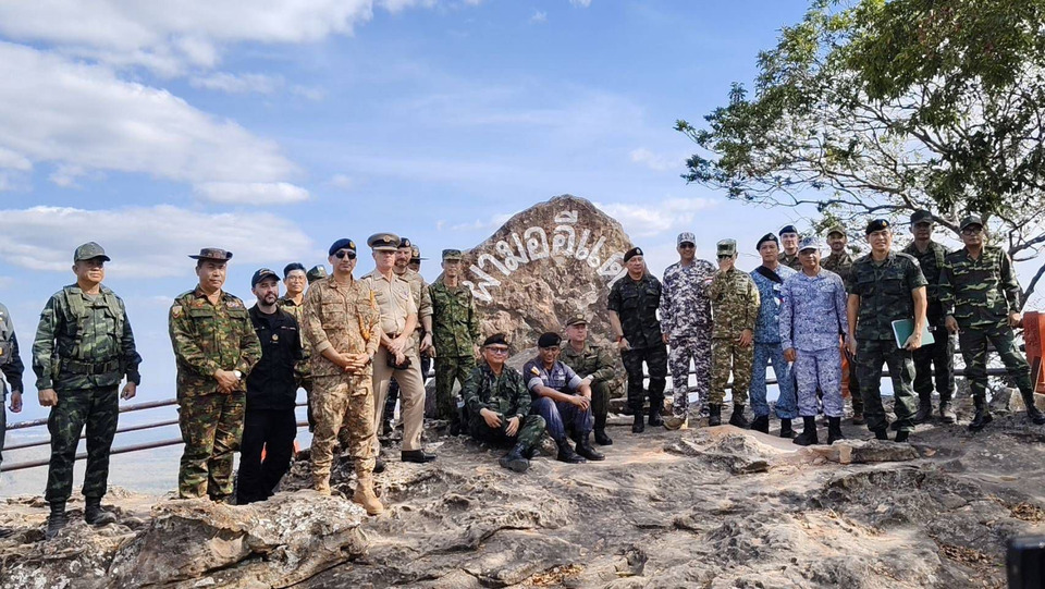ผู้ช่วยทูตทหาร 17 ชาติ ลงพื้นที่ชายแดนเขาพระวิหาร ตรวจความเสียหายเหตุปะทะไทย-กัมพูชา 