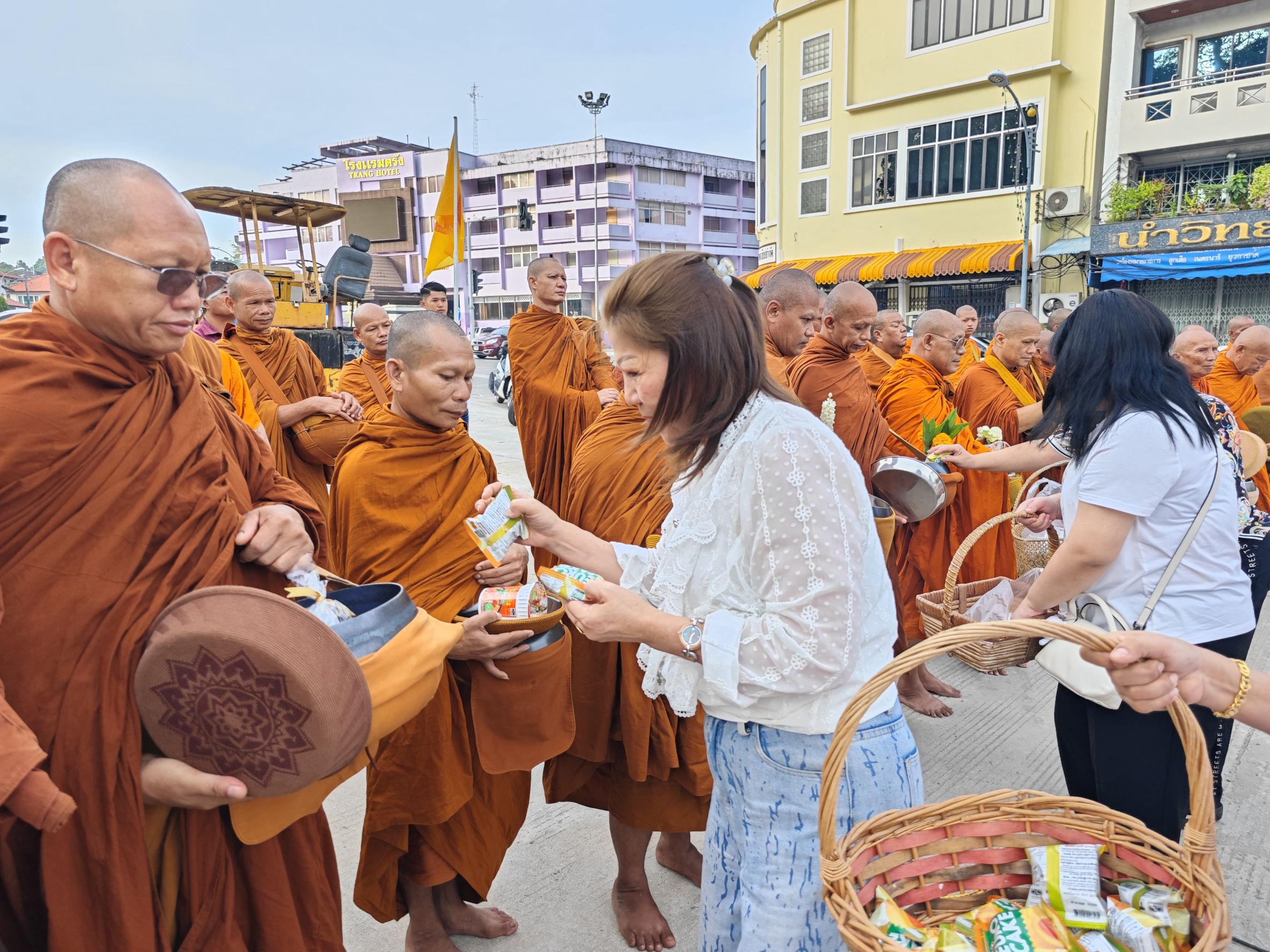 ชาวตรังและแรงงานพม่าร่วมพิธีธรรมยาตราสักการะพระบรมสารีริกธาตุเนื่องในวันอัฏฐมีบูชา
