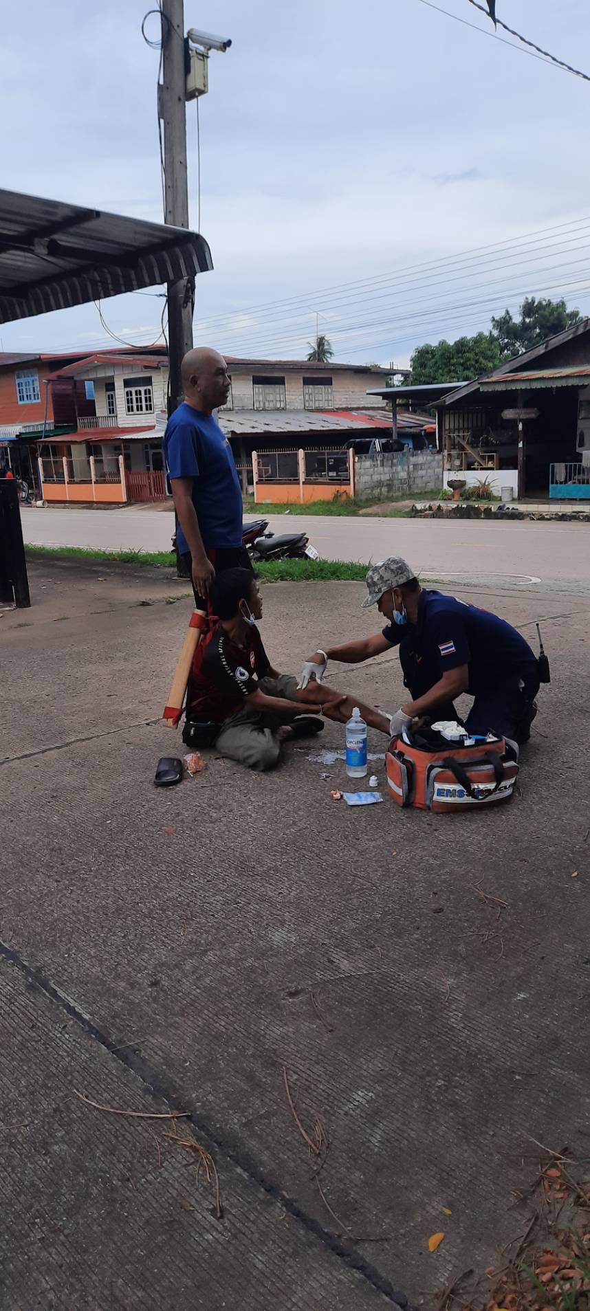 อุดรฯ ผู้ใหญ่บ้านหญิงใจเด็ด สยบหนุ่มคลั่งอาละวาดคว้ามีดแหลมไล่แทง งานแจกเบี้ยยังชีพผู้สูงอายุ