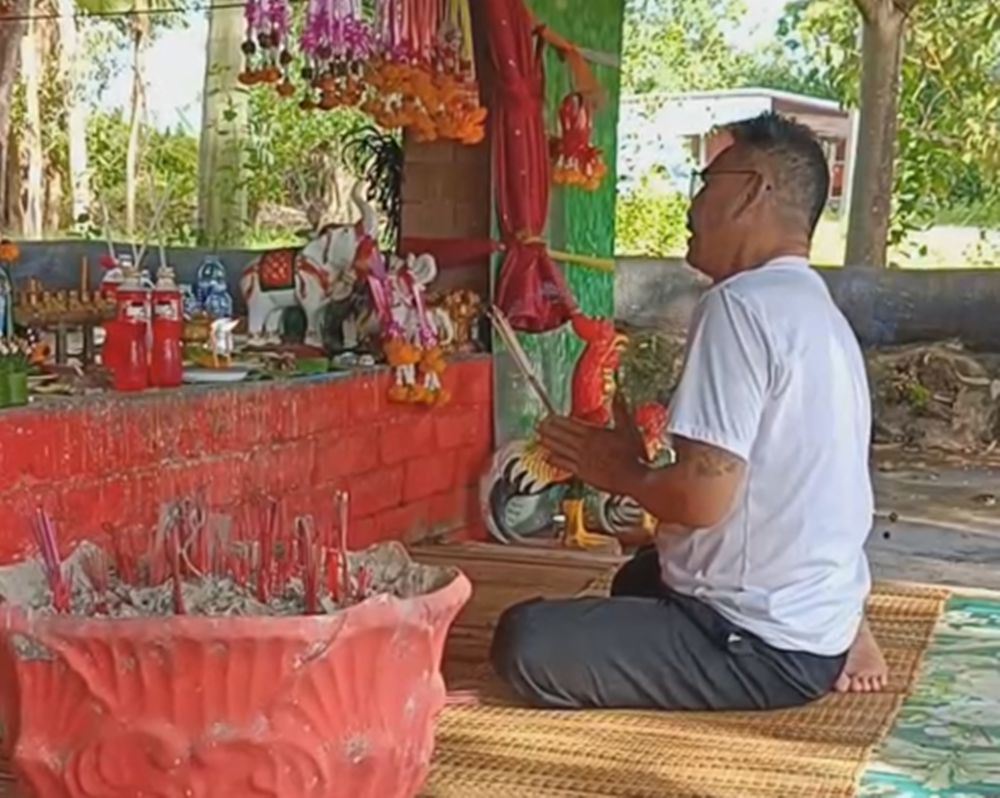 ชาวหนองคายร่วมลุ้นเชียร์ "น้องบี จันทร์แจ่ม" กำปั้นหญิงชาวไทย พ่อสักการะ "ศาลปู่ดำ" ขอให้คว้าชัย