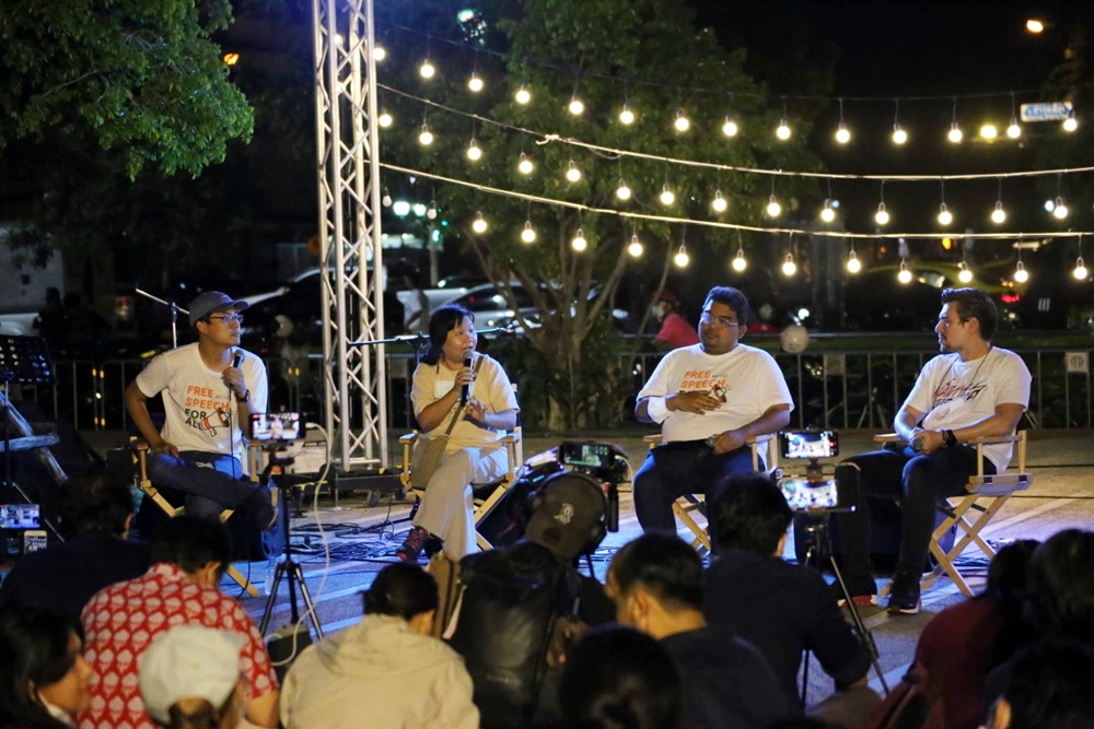 เวทีม็อบลานคนเมือง ถกค้าน พรบ.ควบคุมการรวมกลุ่ม-จริยธรรมสื่อ 