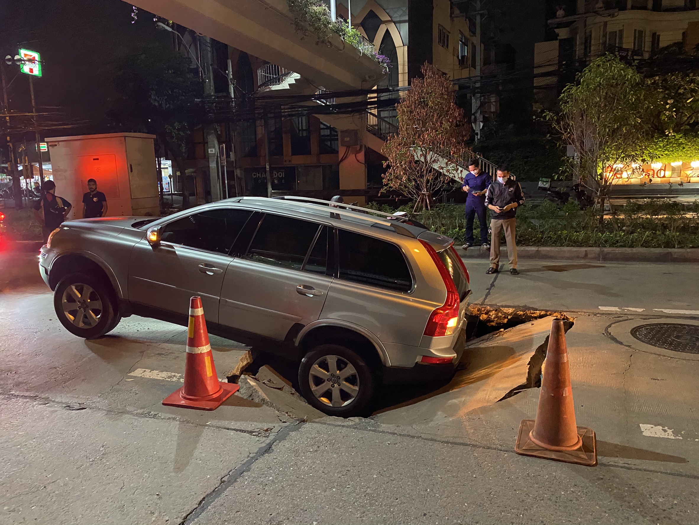 ระทึกกลางดึก!! ถนนจรัญสนิทวงศ์ก่อนถึงแยกบางพลัดทรุดตัว รถยนต์-จยย.ขับตกหลุมได้รับบาดเจ็บ