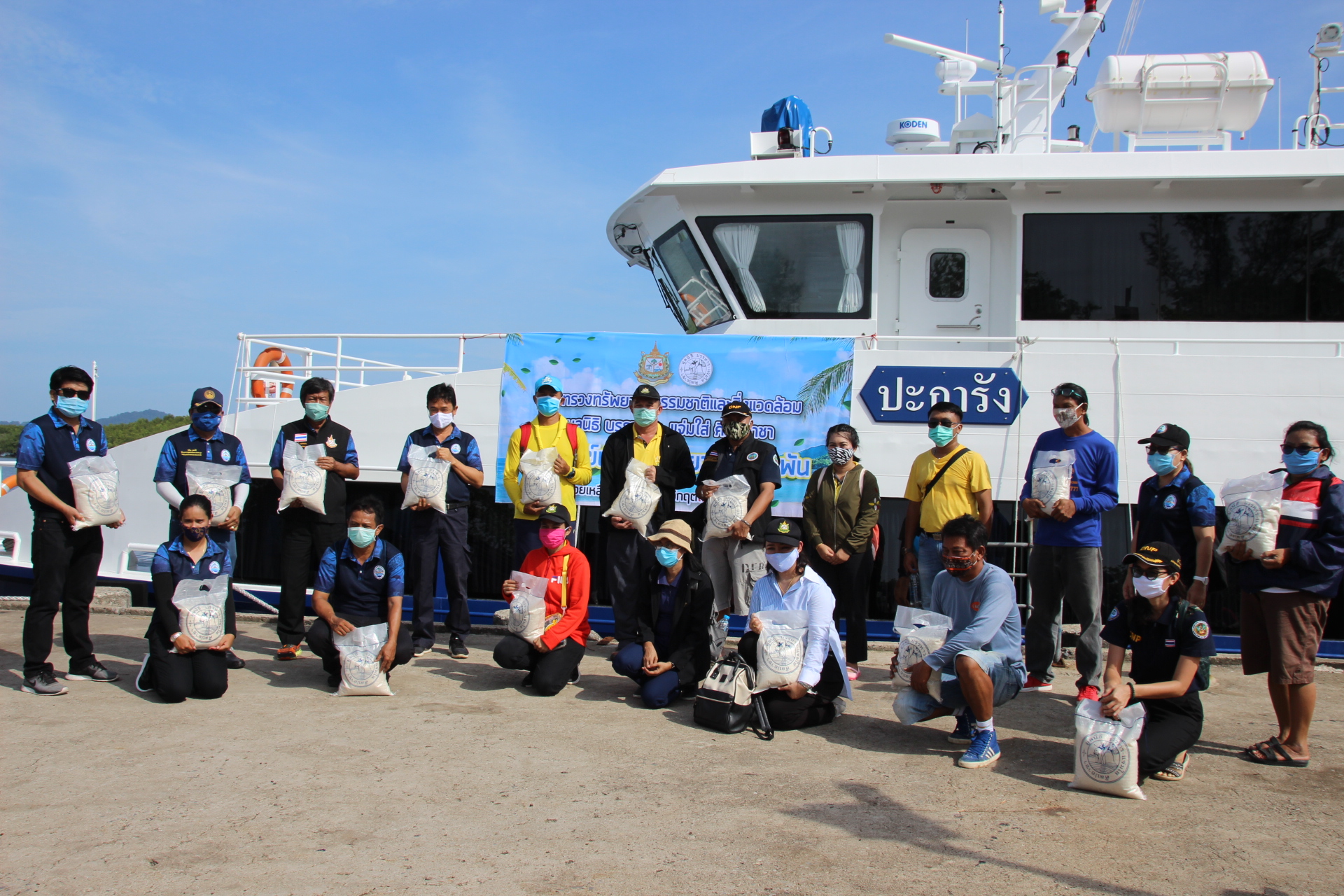 รมต.ทส. ขนข้าวสาร 15,000 กก.จาก “มูลนิธิบรรหาร-แจ่มใส ศิลปอาชา” แจกชาวเล-มอร์แกน 3 จว.อันดามัน