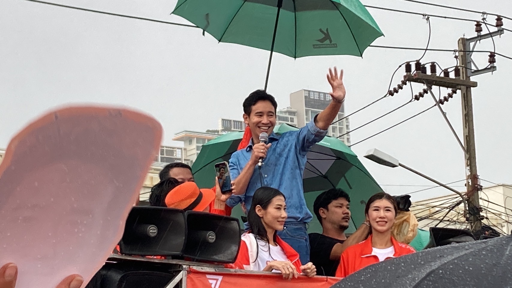 'พิธา' เดินทางขอบคุณพลังเสียงพัทยา-บางละมุง ชี้แค่เพิ่งเริ่มต้น ชวนด้อมส้มสู้ต่อไปด้วยกัน 