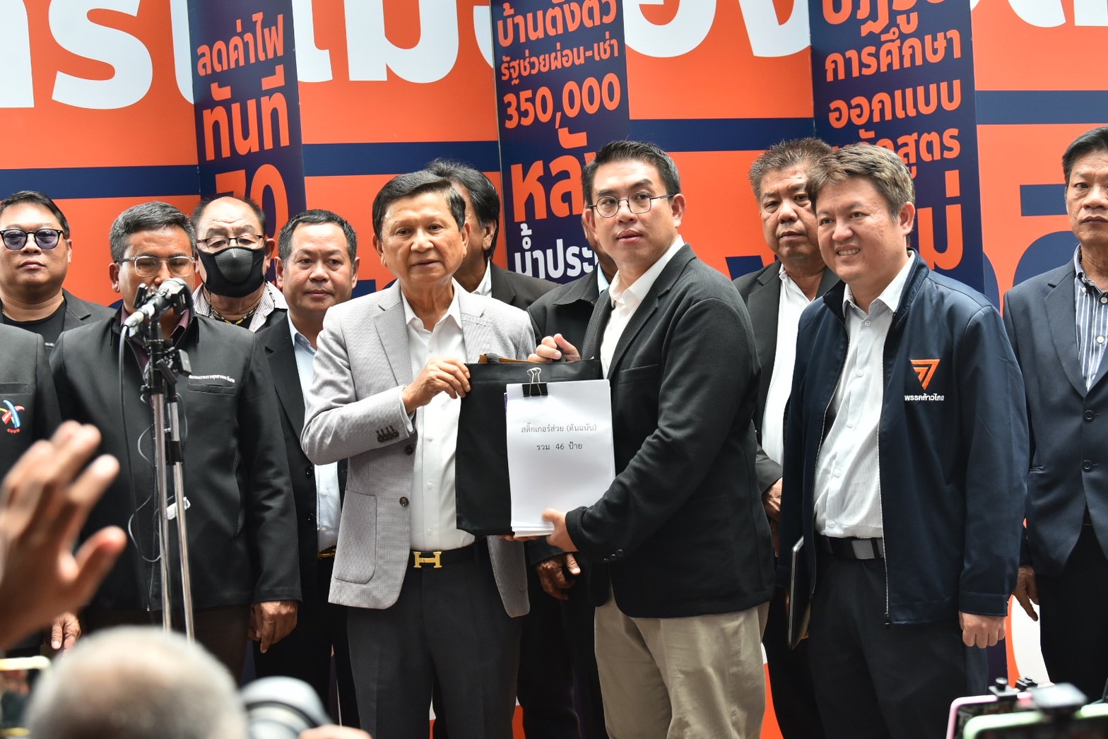 “สหพันธ์การขนส่งฯ” ยื่นหนังสือ “วิโรจน์” ช่วยแก้ปัญหา “ส่วยสติ๊กเกอร์” รถบรรทุก