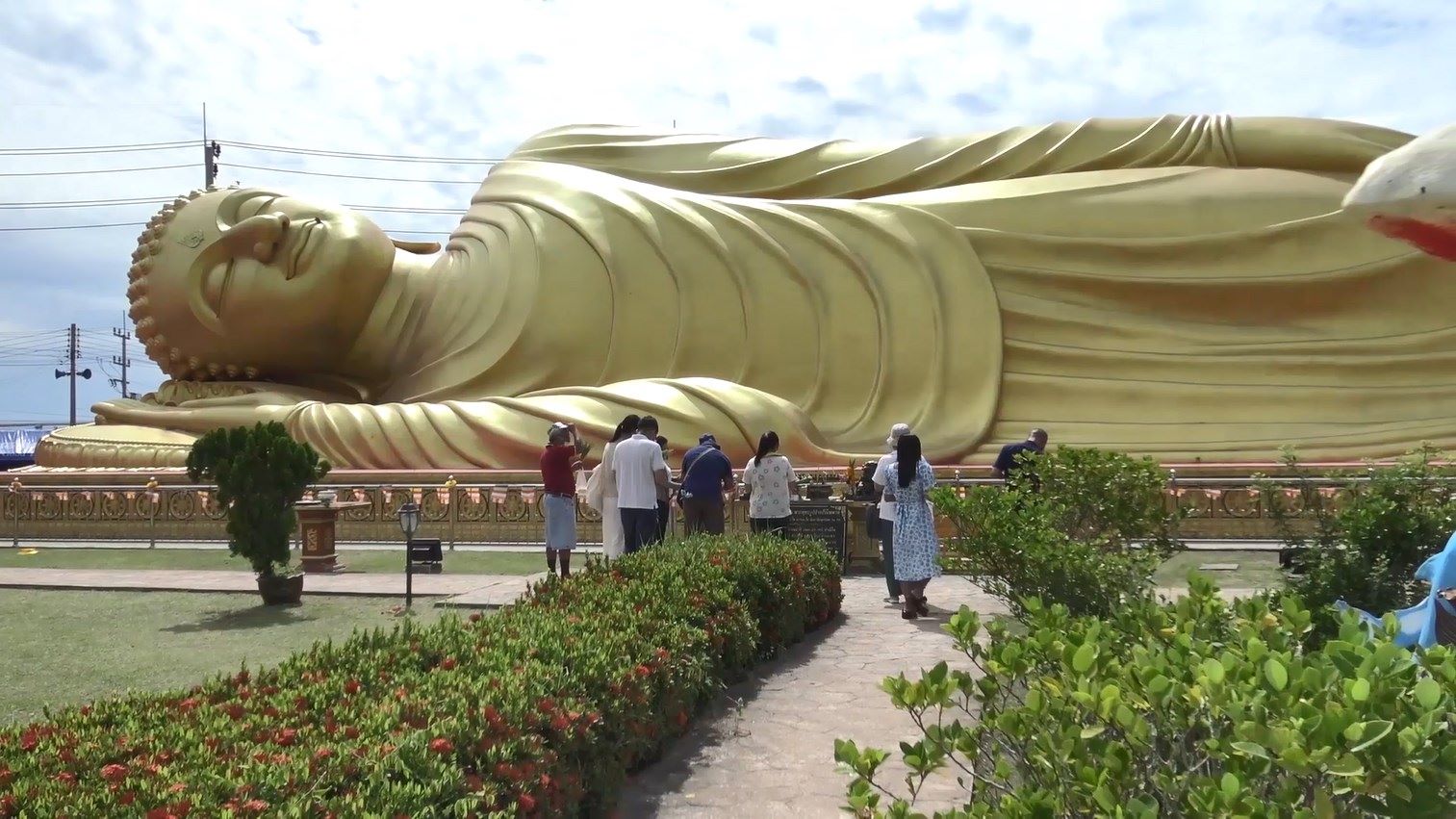 นักท่องเที่ยวไหว้พระนอนวัดแหลมพ้อถวายสังฆทานเพื่อเป็นสิริมงคลวันขึ้นปีใหม่ 2568