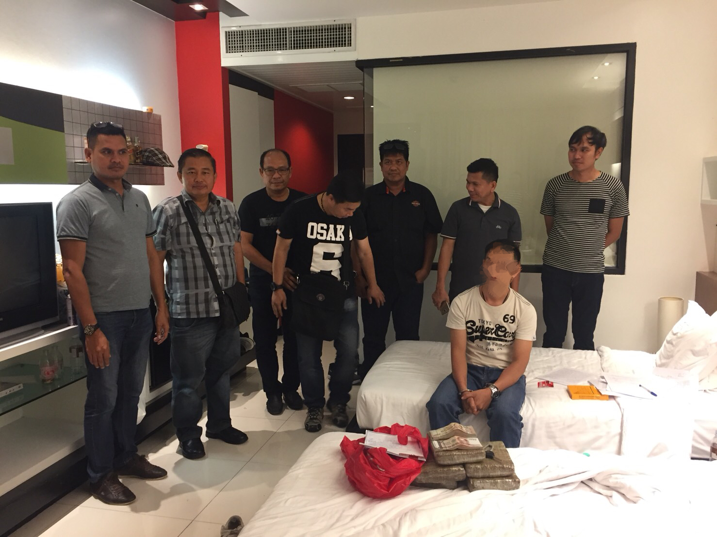 ตม.ชลบุรี ร่วมกับ จนท.ชุดปราบปรามอาชญากรรมข้ามชาติ รวบหนุ่มไทยค้ากัญชาให้กับนักท่องเที่ยว