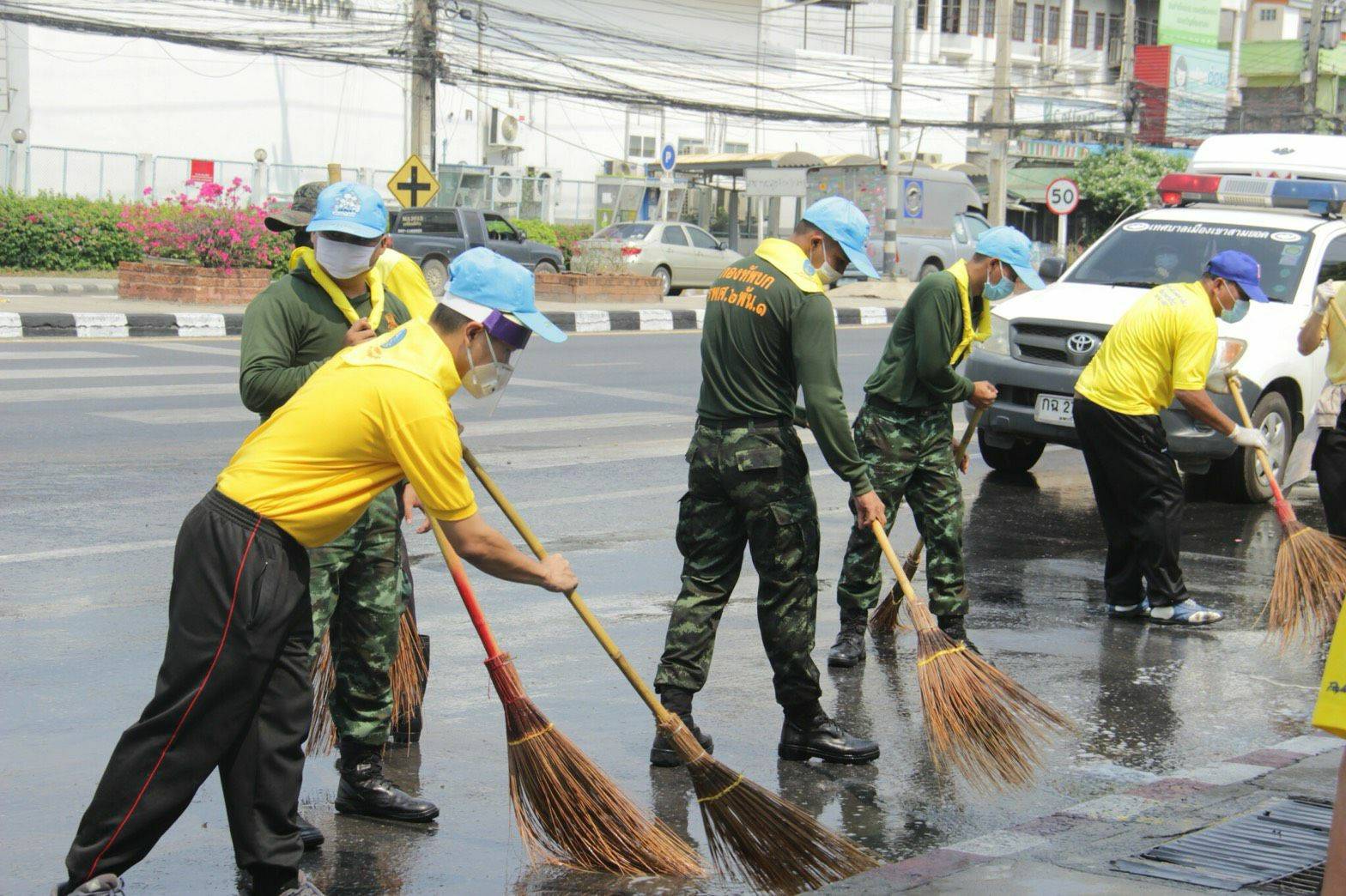 'เทศบาลเมืองเขาสามยอด'  ทำความสะอาดพื้นถนน-สถานที่ทำงาน ป้องกันเชื้อไวรัส โรค Covid - 19   