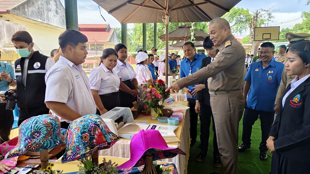 องคมนตรี ลงพื้นที่พังงา ตรวจเยี่ยมโรงเรียนราชประชานุเคราะห์ 35 