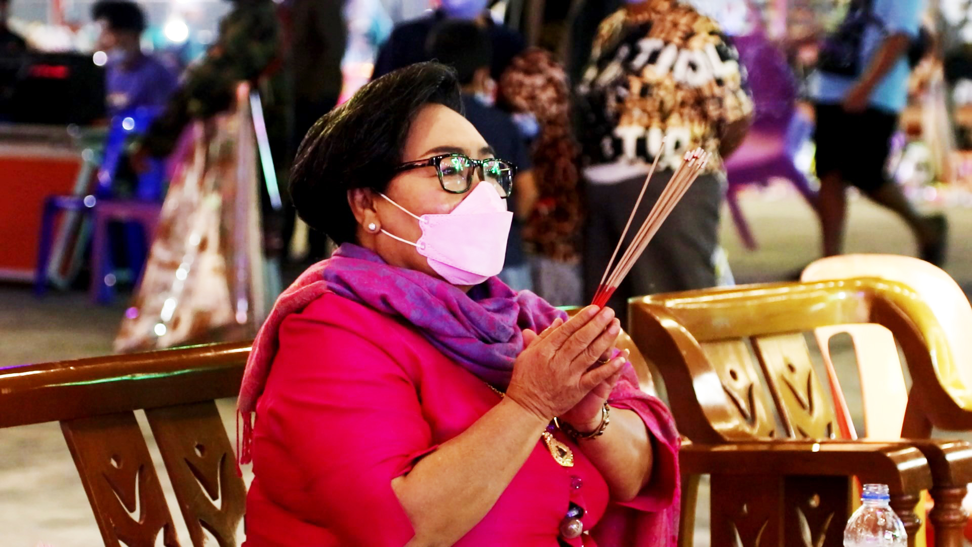 "ป้าติ๋ว" เจ้าของน้ำพริกชื่อดังเมืองสุพรรณ  จ้าง "ลิเกพงษ์ศักดิ์" แก้บนพระเจ้าทันใจ วัดคันทด