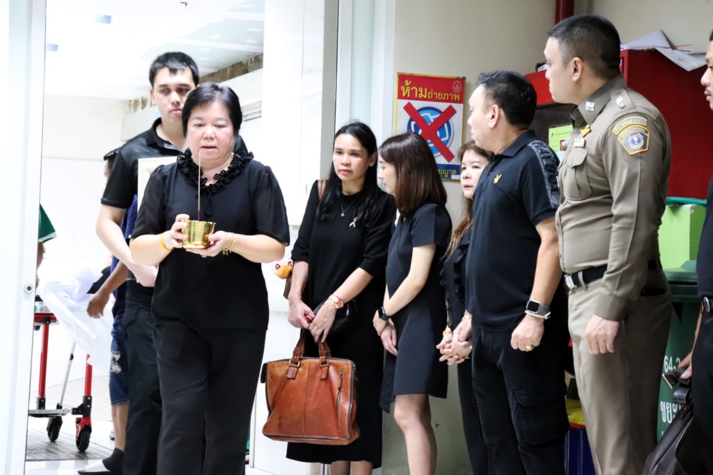 ครอบครัวโศกเศร้ารับศพ “รองหรั่ง” ลั่นทำหน้าที่ผู้พิทักษ์สันติราษฎร์ได้เต็มภาคภูมิแล้ว