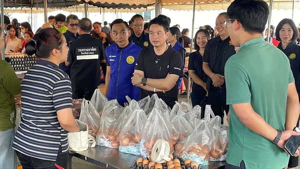 อ่างทองคึกคัก! แห่ช้อป “ไทยช่วยไทย” รมต.ภราดร ชวนใช้ ‘คนละครึ่งพลัส’ เริ่ม 1 มิ.ย.
